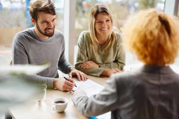 Avant tout, il est crucial de définir le métier de courtier immobilier. En effet, ce professionnel agit comme un intermédiaire.