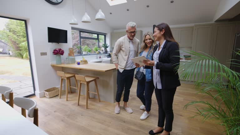 Le prêt relais est un crédit temporaire proposé aux propriétaires. Ainsi, il permet d’acheter un nouveau bien avant de vendre