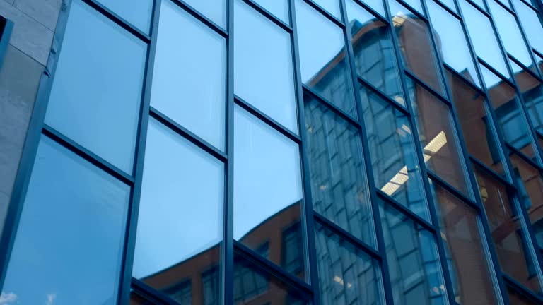 D’abord, la localisation influence directement la valeur du bien immobilier. En effet, un logement bien situé se vend plus cher.